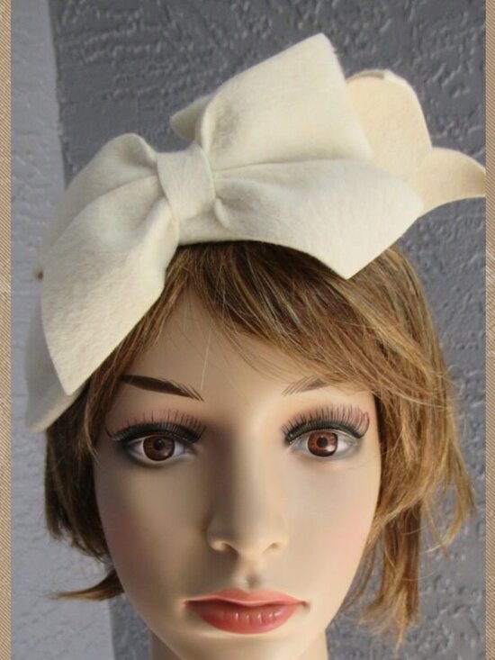 Saks Fifth Avenue VTG hat, Cream color, 2 fabulous flat 6x4\